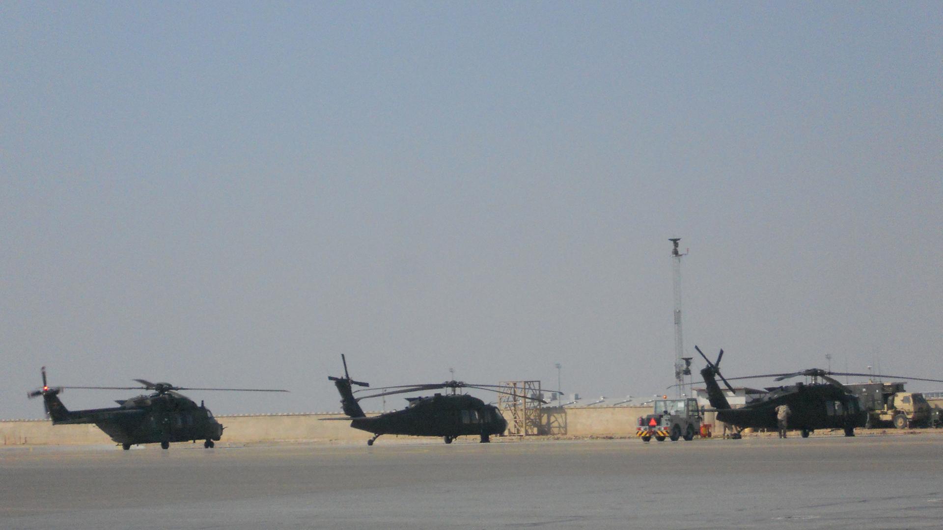 Auf dem Flugfeld befinden sich drei Hubschrauber.