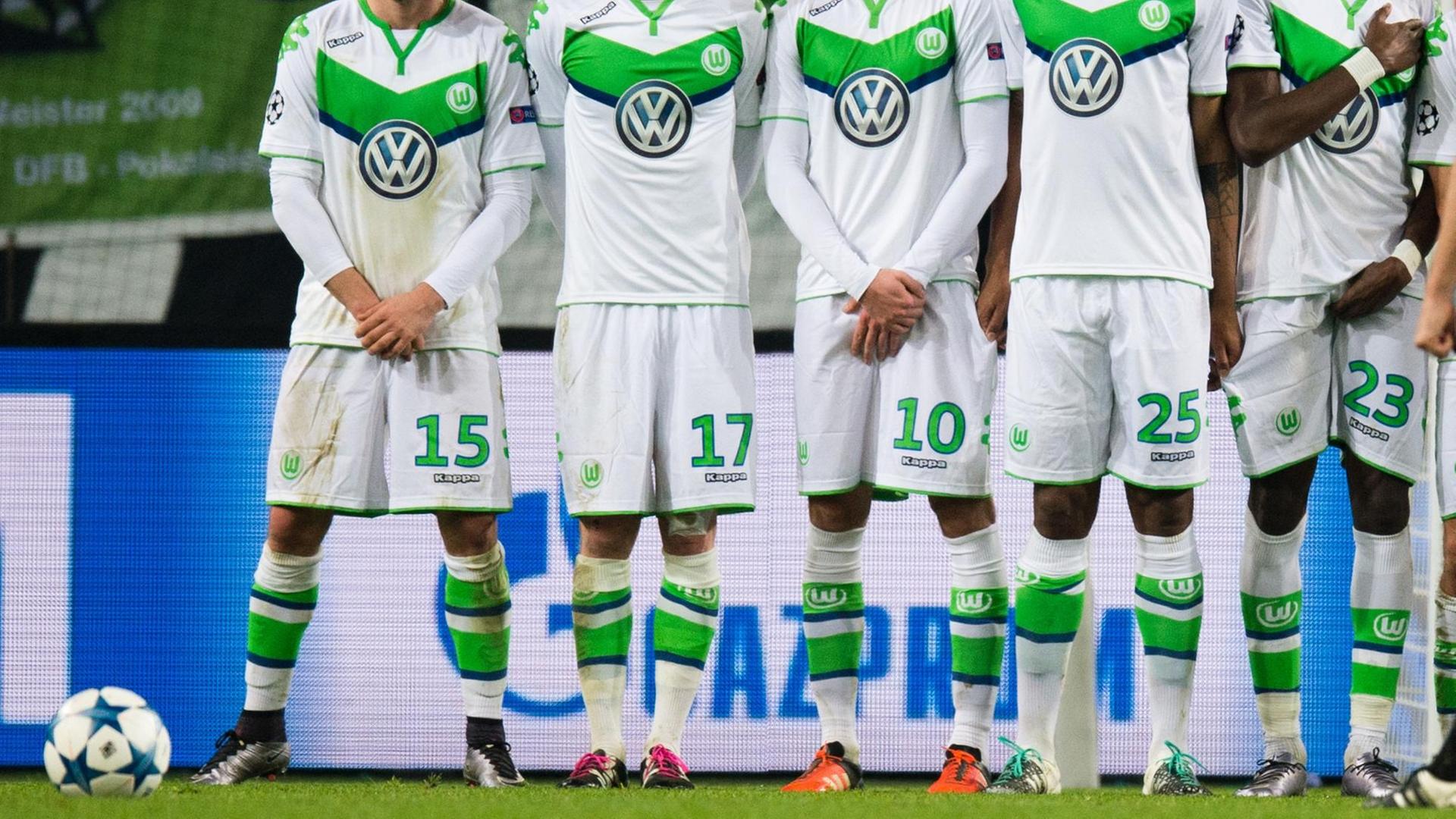 Spieler des VfL Wolfsburg mit dem Trikotsponsor Volkswagen