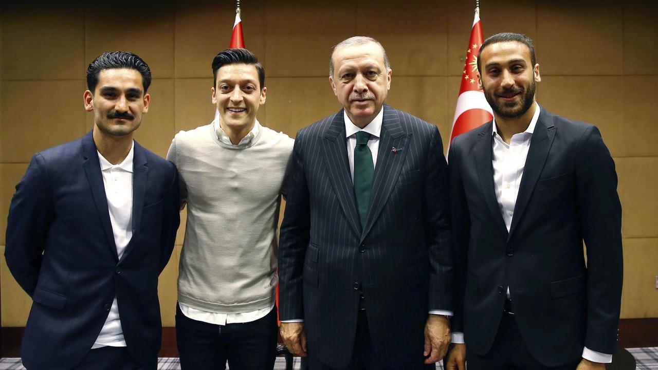 Staatspräsident der Türkei, steht zusammen mit den Premier League Fußballspielern Ilkay Gündogan (l), Mesut Özil (2.v.l.) und Cenk Tosun (r). Staatspräsident der Türkei, steht zusammen mit den Premier League Fußballspielern Ilkay Gündogan (l), Mesut Özil (2.v.l.) und Cenk Tosun (r).