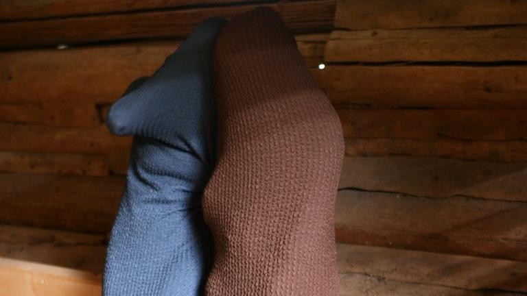 Zwei Frauen, deren Körper komplett von einer Nylonstrumpfhose verhüllt sind Zwei Frauen, deren Körper komplett von einer Nylonstrumpfhose verhüllt sind