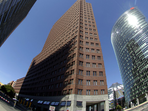 Blick aus der Froschperspektive auf die Hochhäuser am Potsdamer Platz in Berlin mit den Gebäuden (v. l.) von Renzo Piano und Hans Kollhoff und dem gläsernen DB-Bürohaus Blick aus der Froschperspektive auf die Hochhäuser am Potsdamer Platz in Berlin mit den Gebäuden (v. l.) von Renzo Piano und Hans Kollhoff und dem gläsernen DB-Bürohaus