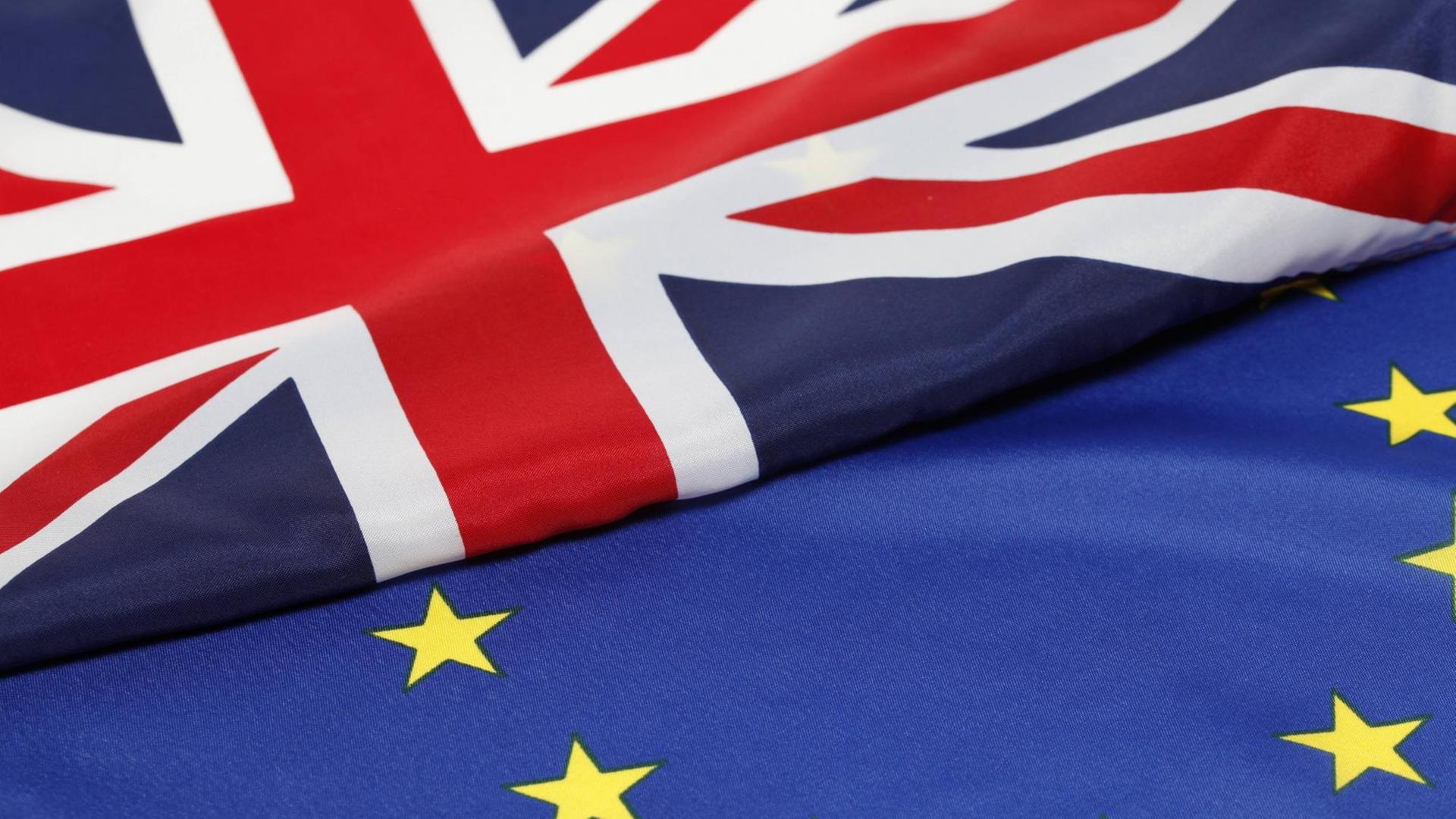 Farbfoto einer Europaflagge und einer britischen Flagge, Symbolfoto, Nahaunahme Farbfoto einer Europaflagge und einer britischen Flagge, Symbolfoto, Nahaunahme
