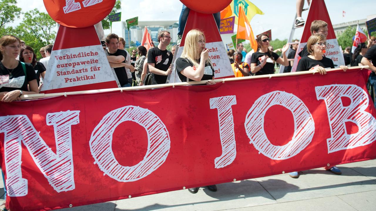 Jugendliche aus ganz Europa nehmen am 03.07.2013 vor dem Bundeskanzleramt in Berlin während einer Demonstration gegen die Jugendarbeitslosigkeit in Europa teil. Jugendliche aus ganz Europa nehmen am 03.07.2013 vor dem Bundeskanzleramt in Berlin während einer Demonstration gegen die Jugendarbeitslosigkeit in Europa teil.