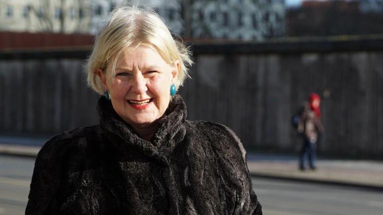 Marianne Birthler, ehemalige DDR-Bürgerrechtlerin und frühere Beauftragte für die Stasi-Unterlagen, vor einem erhaltenen Stück der Berliner Mauer in der Bernauer Straße. Marianne Birthler, ehemalige DDR-Bürgerrechtlerin und frühere Beauftragte für die Stasi-Unterlagen, vor einem erhaltenen Stück der Berliner Mauer in der Bernauer Straße.