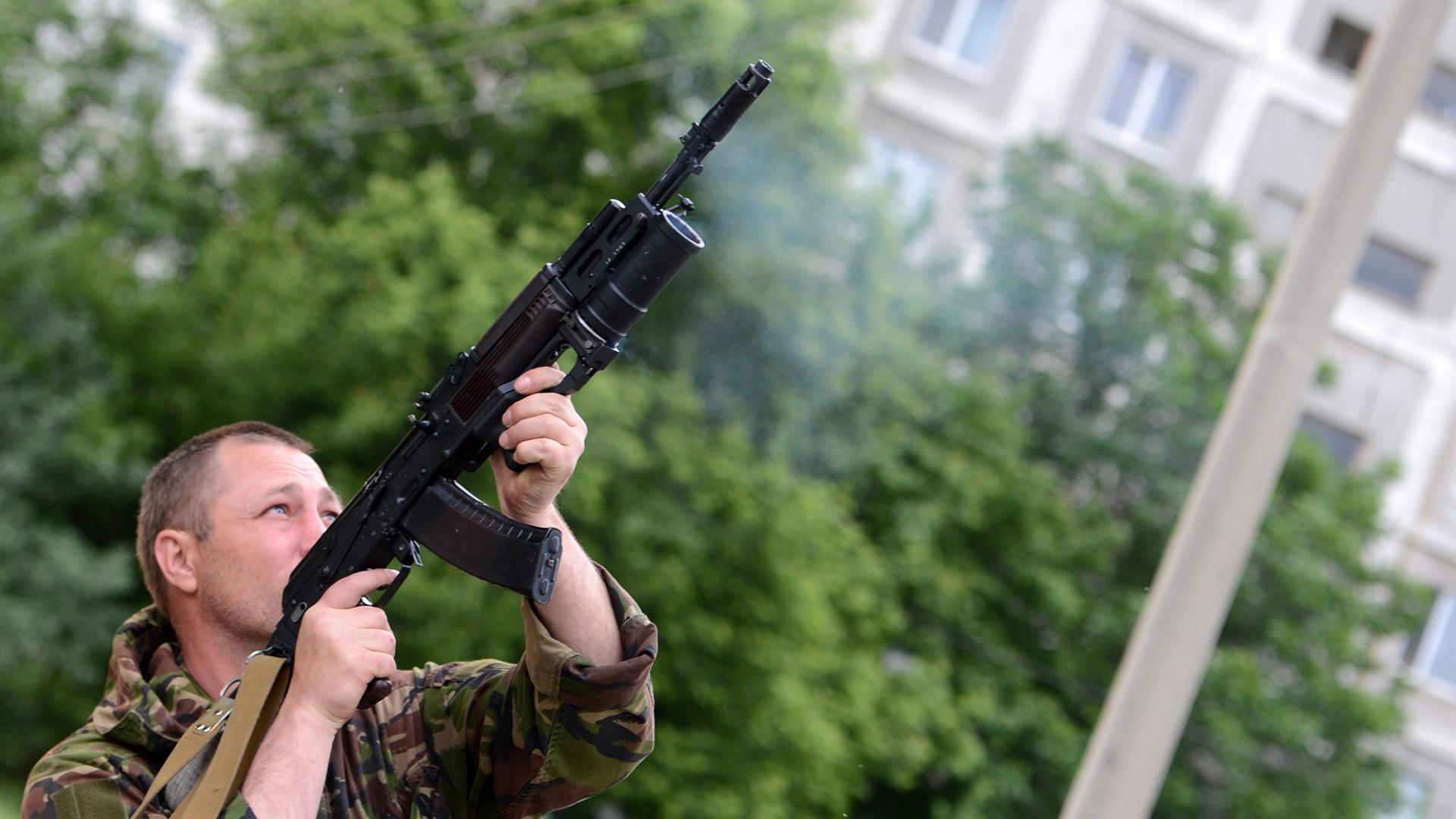 Ein prorussischer Separatist schießt in Lugansk auf die ukrainische Luftwaffe. Ein prorussischer Separatist schießt in Lugansk auf die ukrainische Luftwaffe.