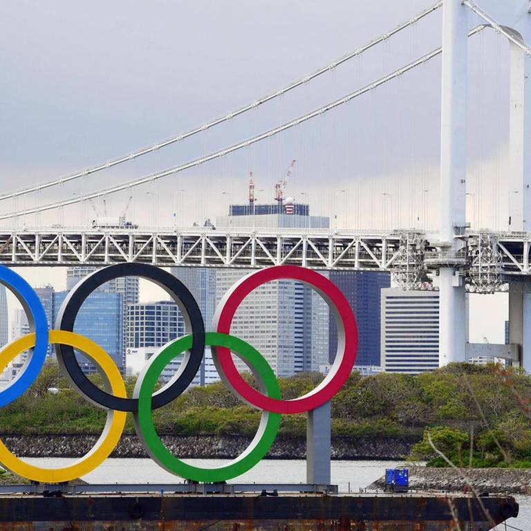 Die Olympischen Ringe in Tokio stehen bereits - trotz der Verschiebung der Spiele um ein Jahr wegen der Coronavirus-Pandemie.