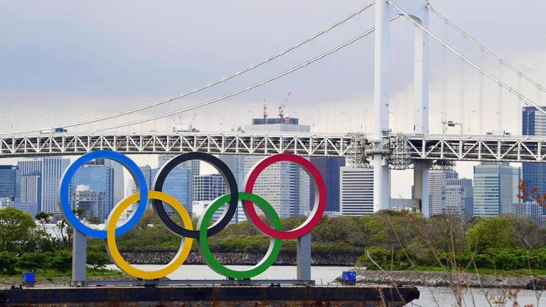 Die Olympischen Ringe in Tokio stehen bereits - trotz der Verschiebung der Spiele um ein Jahr wegen der Coronavirus-Pandemie.