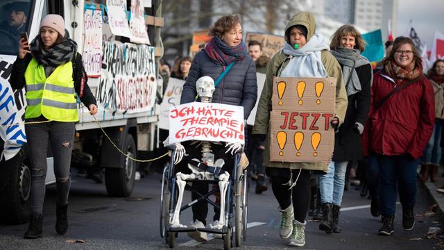 Demonstranten protestieren für Schulgeldfreiheit in Pflegeberufen