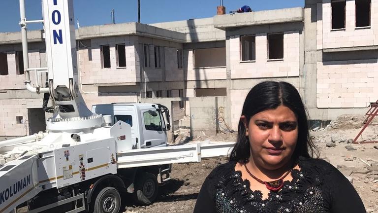 Die 24-jährige Zozan auf der Baustelle in Diyarbakir, wo vor wenigen Monaten die Wohnung ihrer Familie war. Die 24-jährige Zozan auf der Baustelle in Diyarbakir, wo vor wenigen Monaten die Wohnung ihrer Familie war.