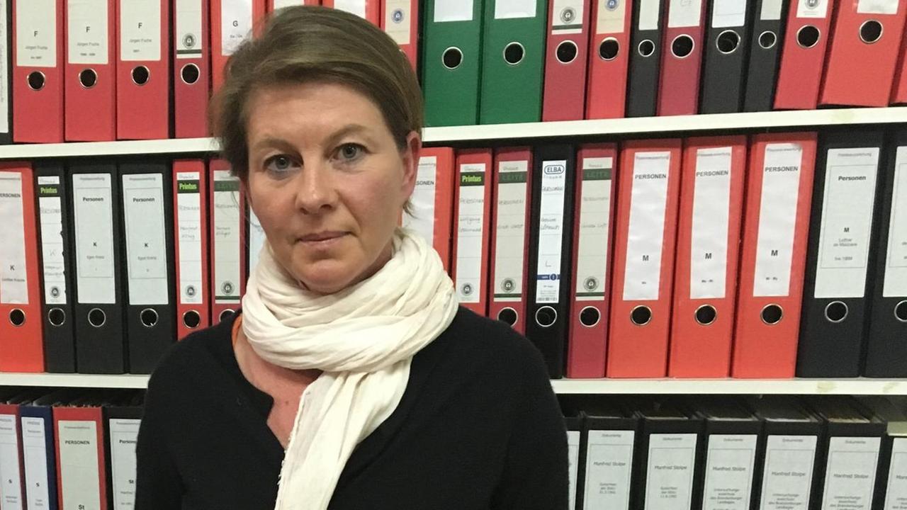 Die ehemalige rhythmische Sportgymnastin Susann Scheller steht vor einem Bücherregal. Die ehemalige rhythmische Sportgymnastin Susann Scheller steht vor einem Bücherregal.