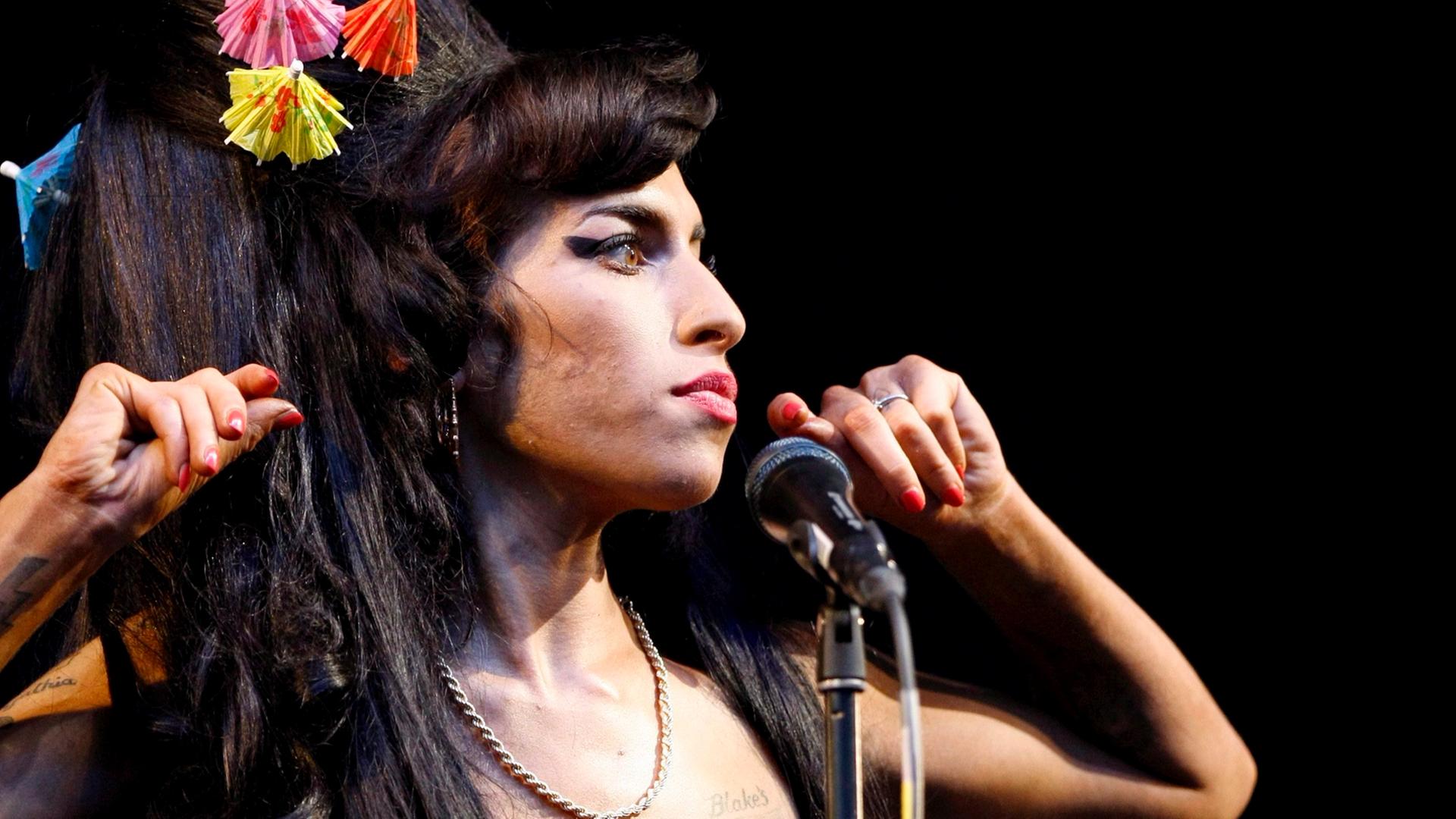 Sängerin Amy Winehouse bei einem Auftritt beim Glastonbury Festival im Juni 2008.