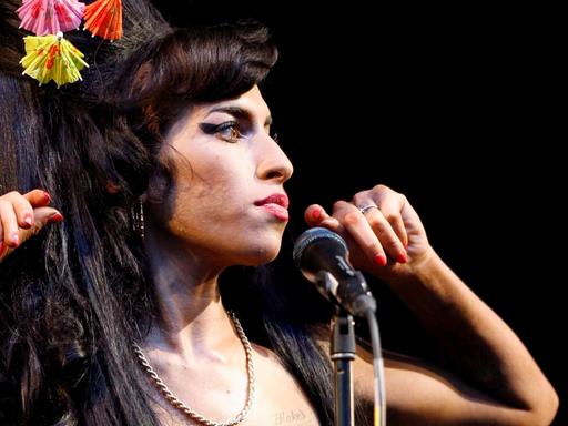 Sängerin Amy Winehouse bei einem Auftritt beim Glastonbury Festival im Juni 2008.