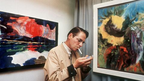 Der Kunstmaler Lothar Malskat zündet sich während einer Ausstellung eine Zigarette an (undatierte Aufnahme). Bekannt wurde Malskat durch seine genialen Fälschungen Anfang der 50-er Jahre in der Marienkirche in Lübeck.