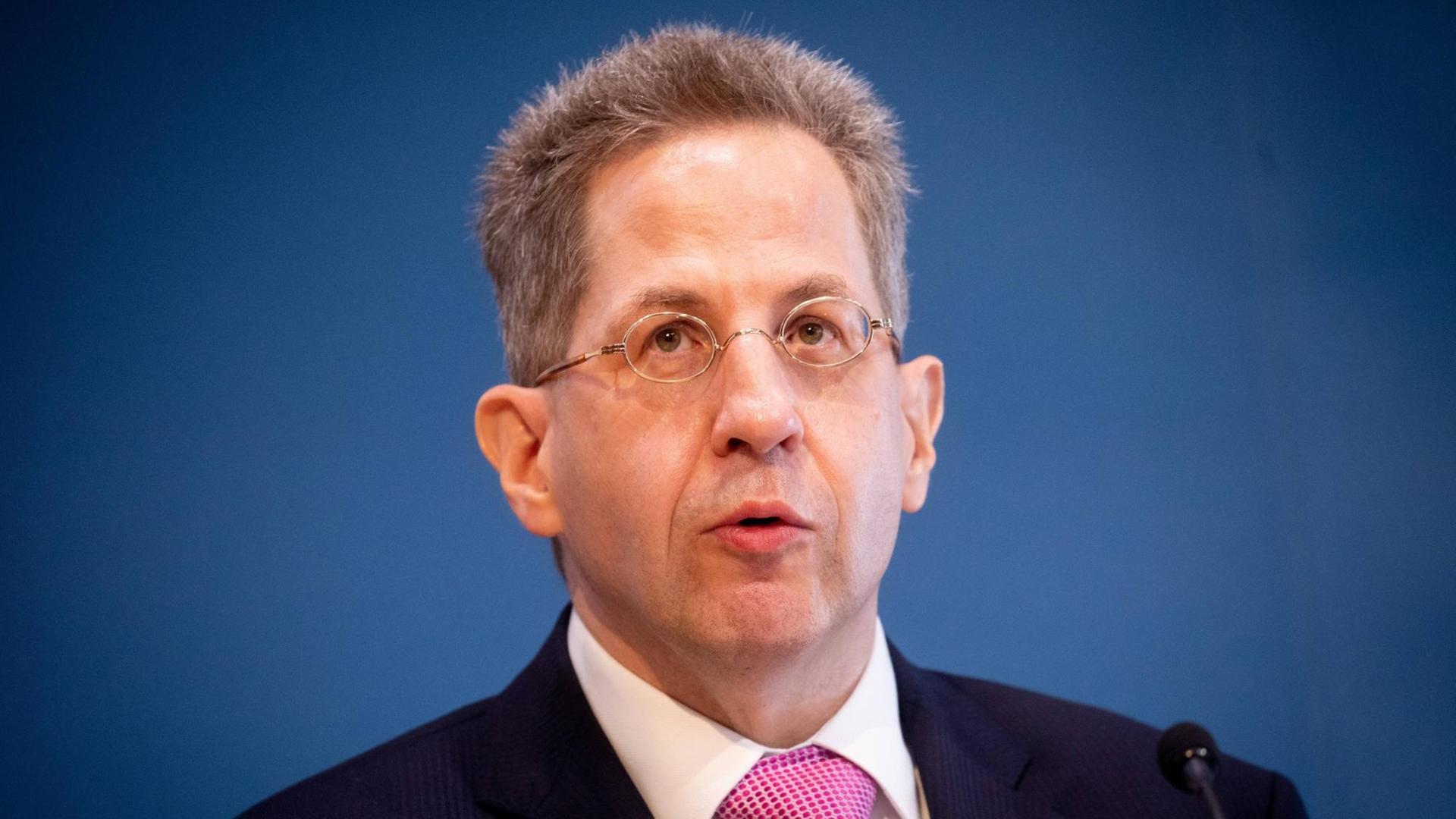 14.05.2018, Berlin: Hans-Georg Maaßen, Präsident des Bundesamtes für Verfassungsschutz (BfV), spricht beim Symposium des BfV zum Thema «Hybride Bedrohungen - Vernetzte Antworten» zu den Teilnehmern. 14.05.2018, Berlin: Hans-Georg Maaßen, Präsident des Bundesamtes für Verfassungsschutz (BfV), spricht beim Symposium des BfV zum Thema «Hybride Bedrohungen - Vernetzte Antworten» zu den Teilnehmern.