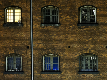 Licht leuchtet in einer Zelle der Justizvollzugsanstalt Moabit in Berlin Licht leuchtet in einer Zelle der Justizvollzugsanstalt Moabit in Berlin