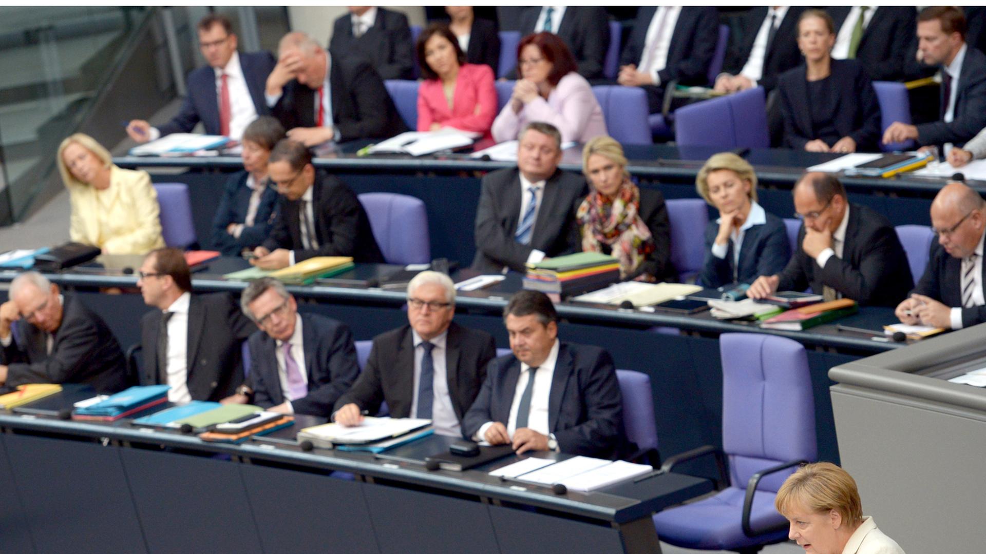 Bundeskanzlerin Angela Merkel (CDU) spricht am 10.09.2014 im Rahmen der Plenarsitzung im Deutschen Bundestag in Berlin zu den Abgeordneten. Bundeskanzlerin Angela Merkel (CDU) spricht am 10.09.2014 im Rahmen der Plenarsitzung im Deutschen Bundestag in Berlin zu den Abgeordneten.