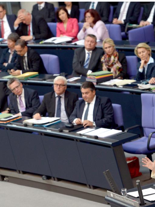 Bundeskanzlerin Angela Merkel (CDU) spricht am 10.09.2014 im Rahmen der Plenarsitzung im Deutschen Bundestag in Berlin zu den Abgeordneten.