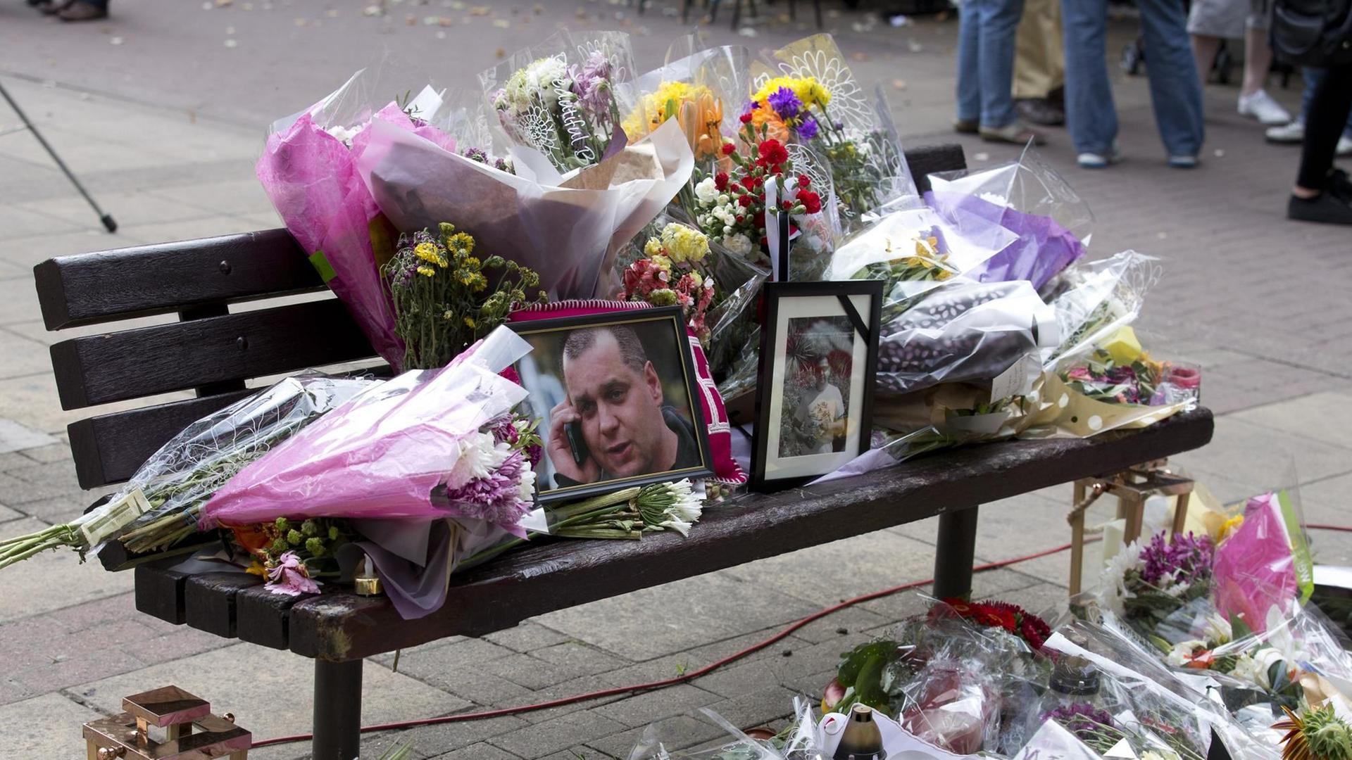 Trauer um den gestorbenen Polen Arkadiusz Jozwik im britischen Harlow. Trauer um den gestorbenen Polen Arkadiusz Jozwik im britischen Harlow.