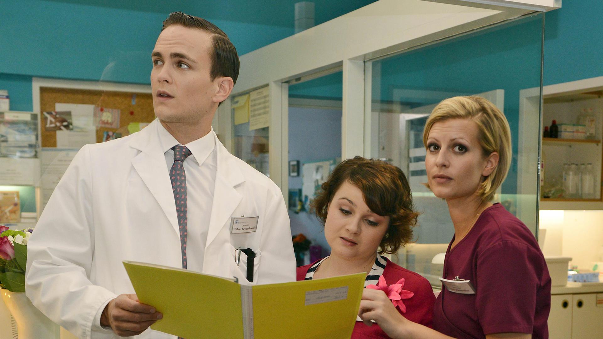 Die Schauspieler Eric Klotzsch (Tobias Lewandowski, l-r), Carolin Walter (Talula Pfeifer) und Theresa Underberg (Lizzy Riedmüller) posieren am 18.09.2014 in Köln (Nordrhein-Westfalen) am Set zur neuen ZDF-Serie "Bettys Diagnose". Die Serie soll ab Januar 2015 ausgestrahlt werden. Die Schauspieler Eric Klotzsch (Tobias Lewandowski, l-r), Carolin Walter (Talula Pfeifer) und Theresa Underberg (Lizzy Riedmüller) posieren am 18.09.2014 in Köln (Nordrhein-Westfalen) am Set zur neuen ZDF-Serie "Bettys Diagnose". Die Serie soll ab Januar 2015 ausgestrahlt werden.