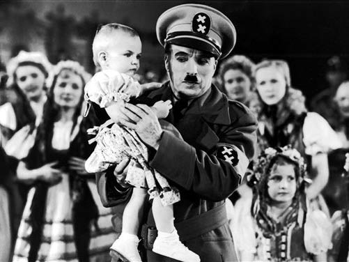Charlie Chaplin als Diktator Hynkel in "Der große Diktator"