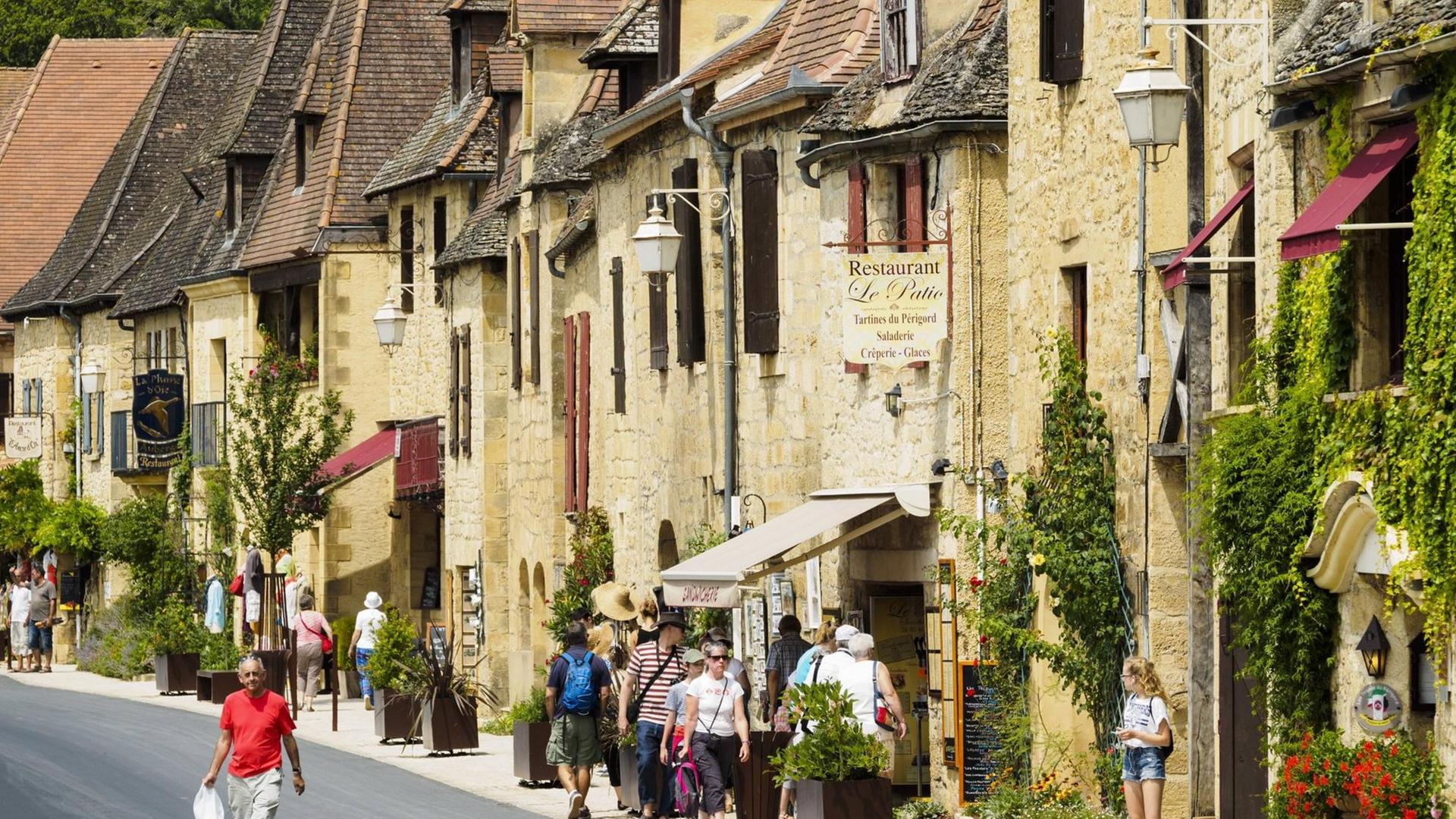 Eine mittelalterliche Häuserreihe in La Roque-Gageac, Département Dordogne in der Region Perigord, Südfrankreich, Eine mittelalterliche Häuserreihe in La Roque-Gageac, Département Dordogne in der Region Perigord, Südfrankreich,