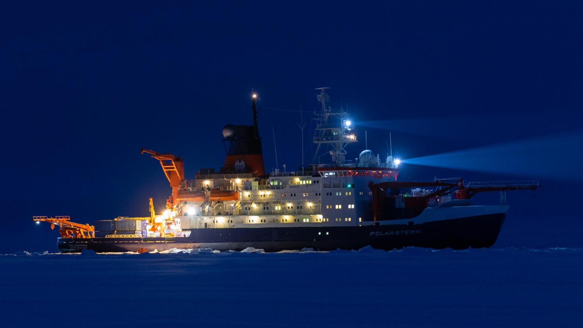 Die Polarstern hat auf einer Eisscholle bei 85 Grad Nord und 137 Grad Ost für die einjährige Drift durch das Nordpolarmeer festgemacht Die Polarstern hat auf einer Eisscholle bei 85 Grad Nord und 137 Grad Ost für die einjährige Drift durch das Nordpolarmeer festgemacht