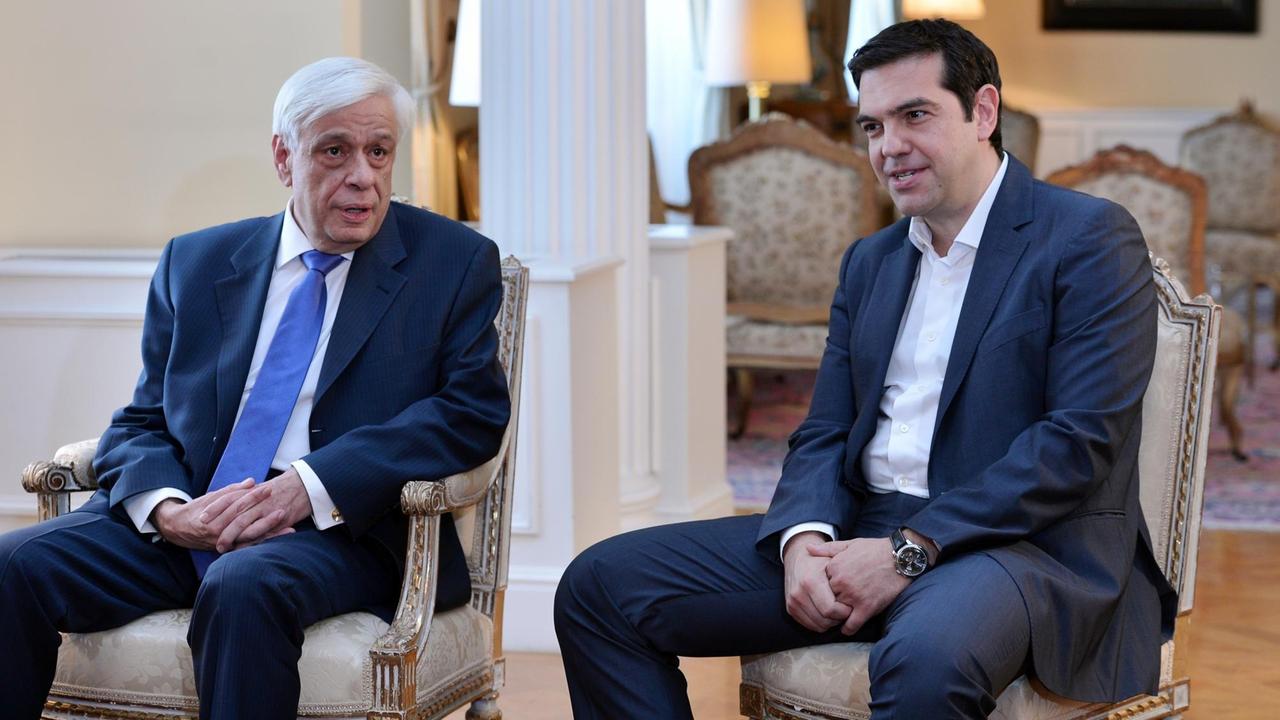 Der griechische Regierungschef Alexis Tsipras sitzt neben dem griechischen Präsidenten Prokopis Pavlopoulos vor einem Abendessen in dessen Palast in Athen. Der griechische Regierungschef Alexis Tsipras sitzt neben dem griechischen Präsidenten Prokopis Pavlopoulos vor einem Abendessen in dessen Palast in Athen.