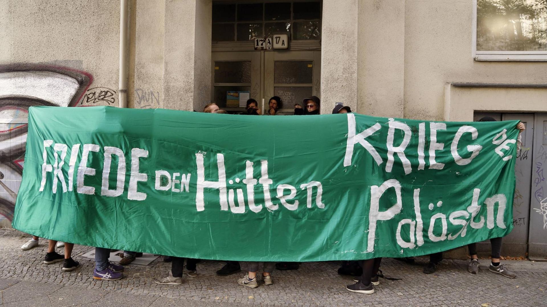 Die Besetzer des Hauses in der Großbeerenstraße in Berlin am 8. September 2018 hinter einem Transparent mit der Aufschrift: Friede den Hütten, Krieg den Palästen Die Besetzer des Hauses in der Großbeerenstraße in Berlin am 8. September 2018 hinter einem Transparent mit der Aufschrift: Friede den Hütten, Krieg den Palästen