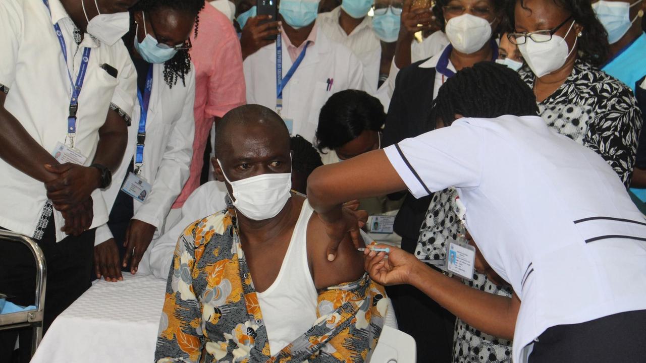 NAIROBI, 6.März 2021 -- Eine Krankenschwester impft als Ersten Dr. Patrick Amoth, "Acting director general of health" im kenianischen Gesundheitsministerium. Mit den im Rahmen des COVAX-Programms erhaltenen rund 1 Million Impfdosen sollten zunächst Angehörige des Gesundheitswesens, Lehrer und Personen mit Immunschwäche geimpft werden. NAIROBI, 6.März 2021 -- Eine Krankenschwester impft als Ersten Dr. Patrick Amoth, "Acting director general of health" im kenianischen Gesundheitsministerium. Mit den im Rahmen des COVAX-Programms erhaltenen rund 1 Million Impfdosen sollten zunächst Angehörige des Gesundheitswesens, Lehrer und Personen mit Immunschwäche geimpft werden.