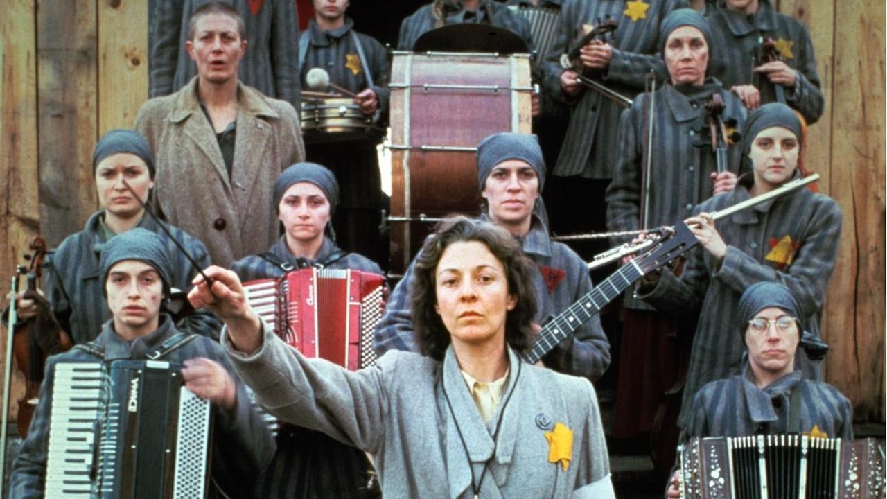 Die US-amerikanische Schauspielerin Jane Alexander dirigiert als Alma Rose (Nichte des Komponisten Gustav Mahler) das Mädchenorchester im gleichnamigen Film "Mädchenorchester in Auschwitz". Undatiert. +++(c) dpa - Report+++ |
1980 Die US-amerikanische Schauspielerin Jane Alexander dirigiert als Alma Rose (Nichte des Komponisten Gustav Mahler) das Mädchenorchester im gleichnamigen Film "Mädchenorchester in Auschwitz". Undatiert. +++(c) dpa - Report+++ |
1980