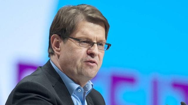 Ralf Stegner, stellvertretender Vorsitzender der SPD, am Rednerpult