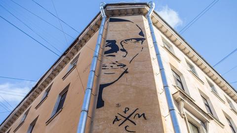 Ein Porträt des Dichters Daniil Charms, das die Künstler Pavel Kas und Pavel Mokich auf sein ehemaliges Wohnhaus in St. Petersburg gemalt haben.