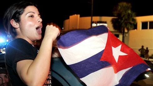 Eine Frau schwenkt in Miami eine kubanische Fahne, nachdem sie von der schweren Krankheit des kubanischen Staatspräsidenten Fidel Castro erfahren hat.