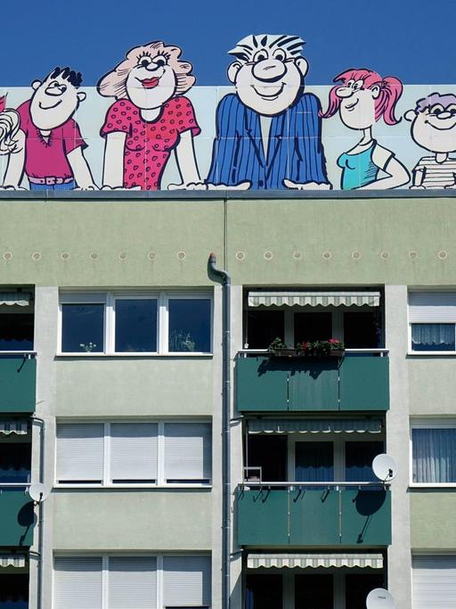 Werbung für Wogetra auf einem Wohnblock Werbung für Wogetra auf einem Wohnblock, 29.04.2018, Leipzig, Sachsen, Auf einem Hausdach befindet sich die Werbung für die Wohnungsgenossenschaft Transport eG.