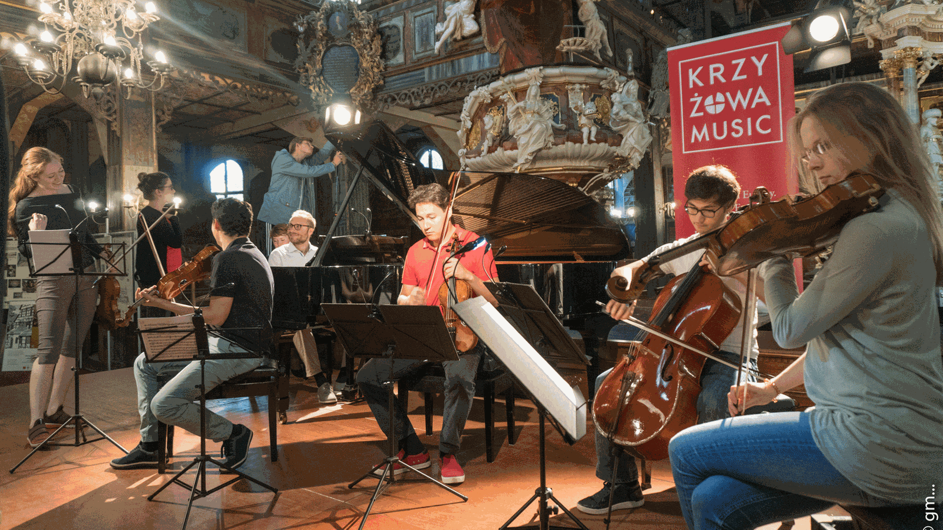Musikerinnen und Musiker von Krzyżowa Music in der Friedenskirche von Świdnica Musikerinnen und Musiker von Krzyżowa Music in der Friedenskirche von Świdnica