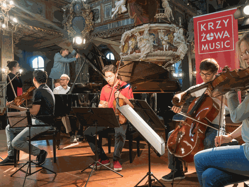 Musikerinnen und Musiker von Krzyżowa Music in der Friedenskirche von Świdnica