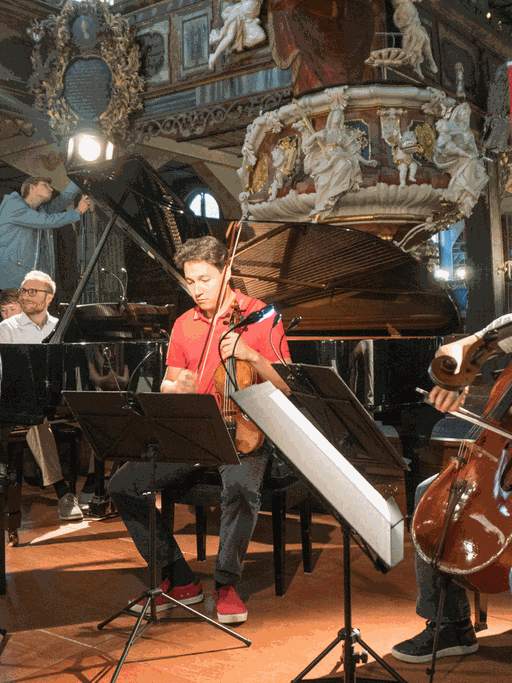 Musikerinnen und Musiker von Krzyżowa Music in der Friedenskirche von Świdnica