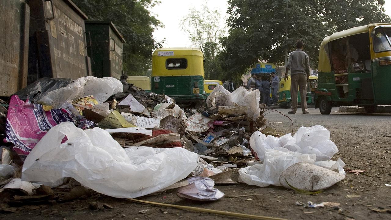 Müll und Unrat liegt neben Müllcontainern auf einem Markt in Neu-Delhi. Müll und Unrat liegt neben Müllcontainern auf einem Markt in Neu-Delhi.