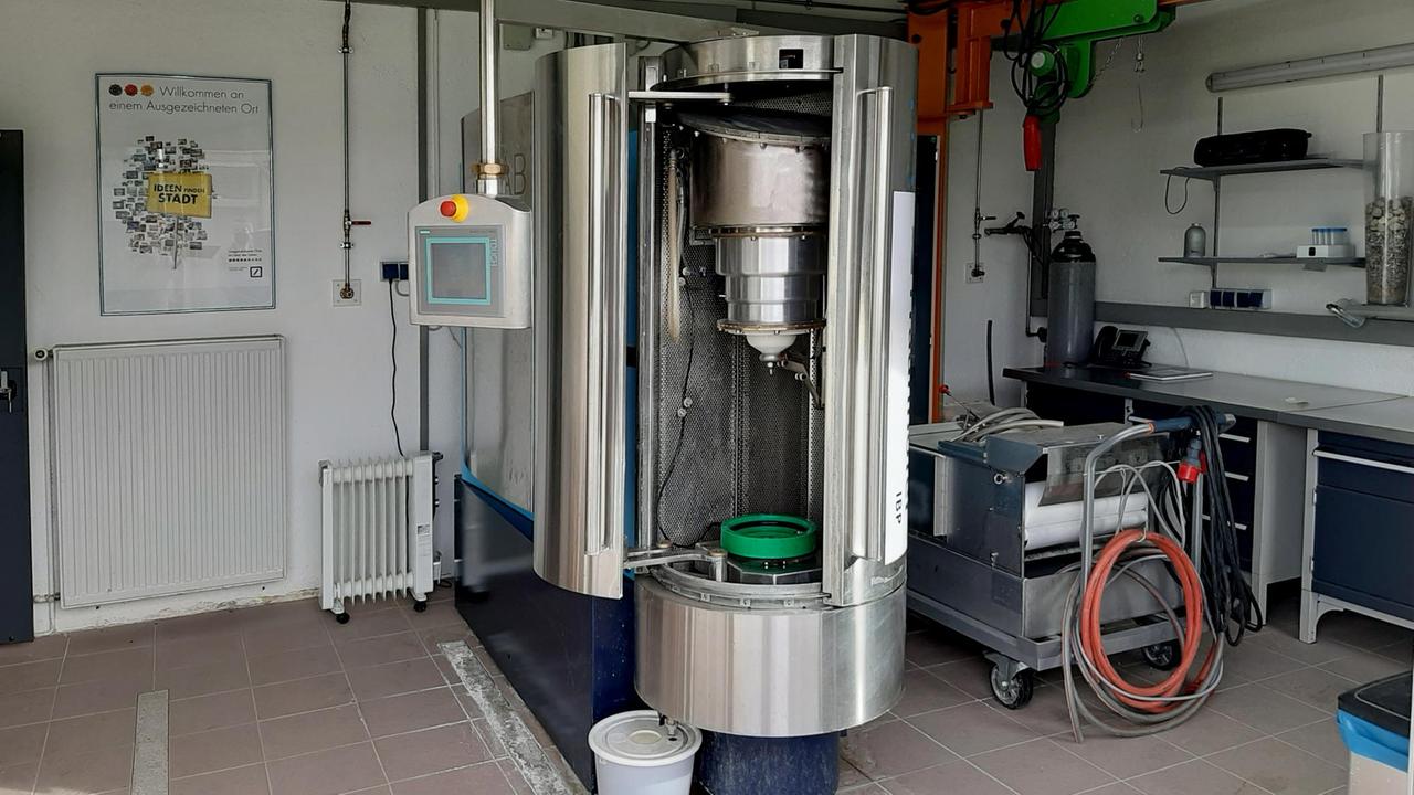 Blick in einen Raum mit einer Anlage zur elektrodynamischen Fragementierung Blick in einen Raum mit einer Anlage zur elektrodynamischen Fragementierung
