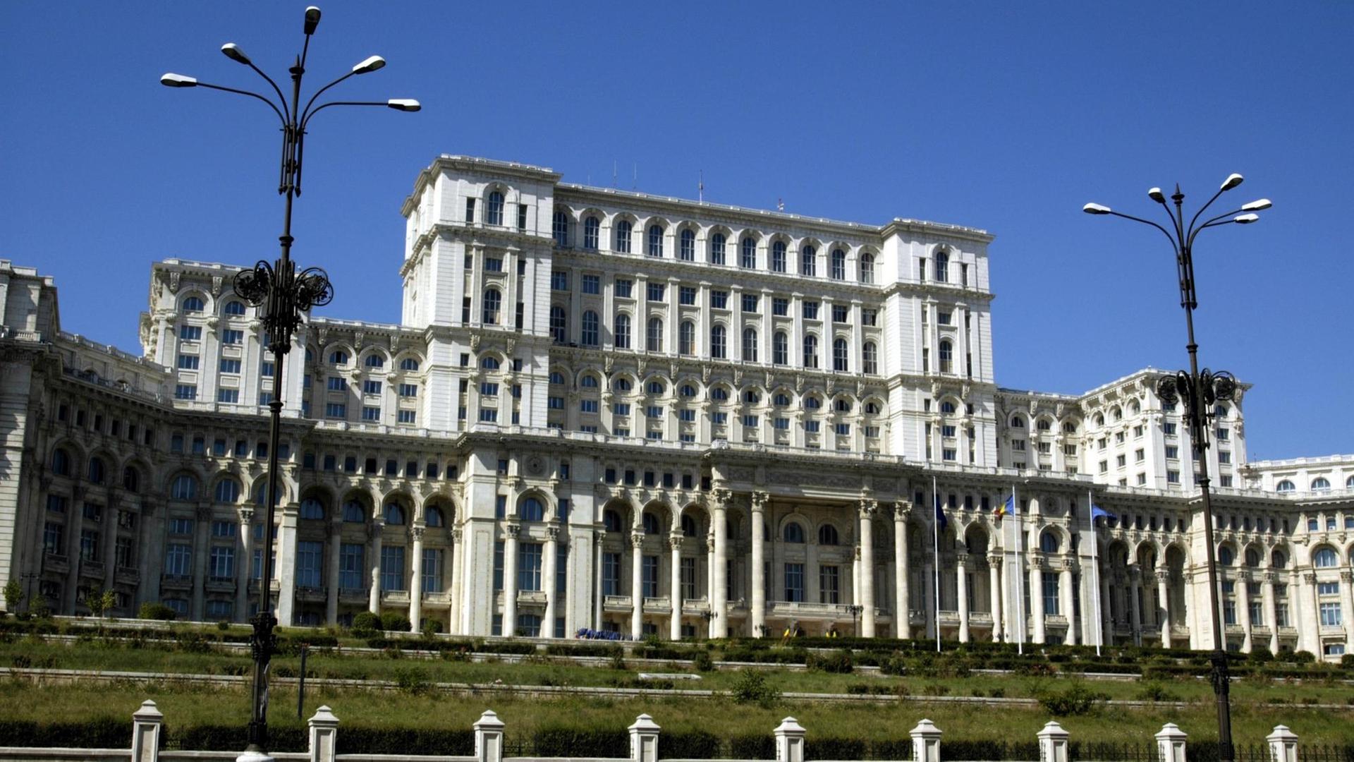 Außenaufnahme des Parlamentsgebäudes in der rumänischen Hauptstadt Bukarest. Außenaufnahme des Parlamentsgebäudes in der rumänischen Hauptstadt Bukarest.