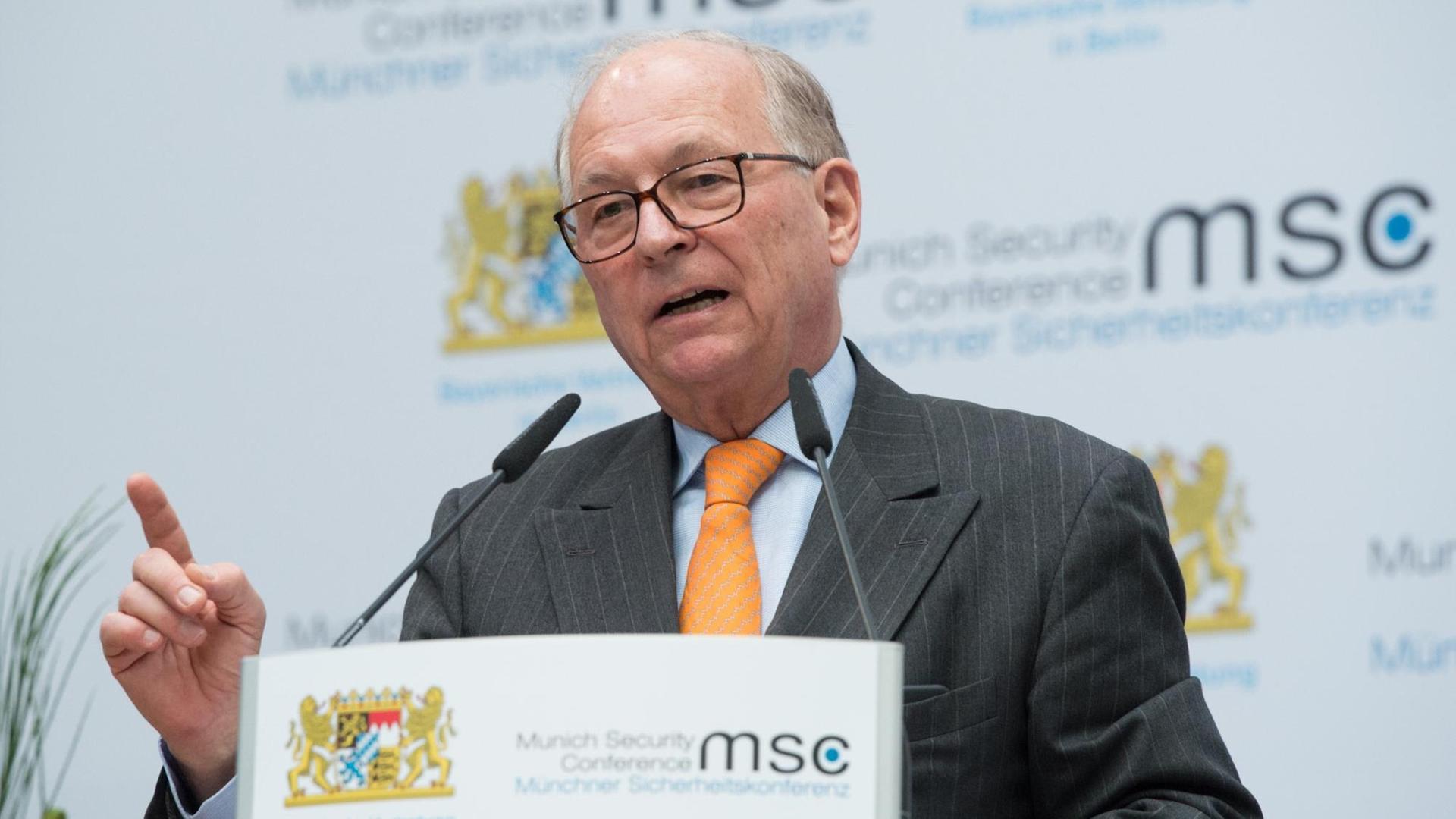Wolfgang Ischinger, Vorsitzender der Münchner Sicherheitskonferenz, am Rednerpult Wolfgang Ischinger, Vorsitzender der Münchner Sicherheitskonferenz, am Rednerpult