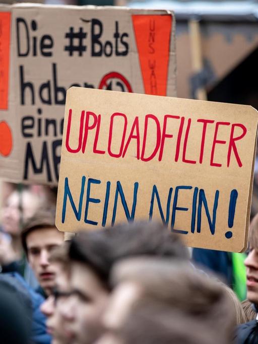 "Uploadfilter Nein Nein!" steht auf einem Plakat bei der "Save the Internet"-Demonstration in Hamburg.