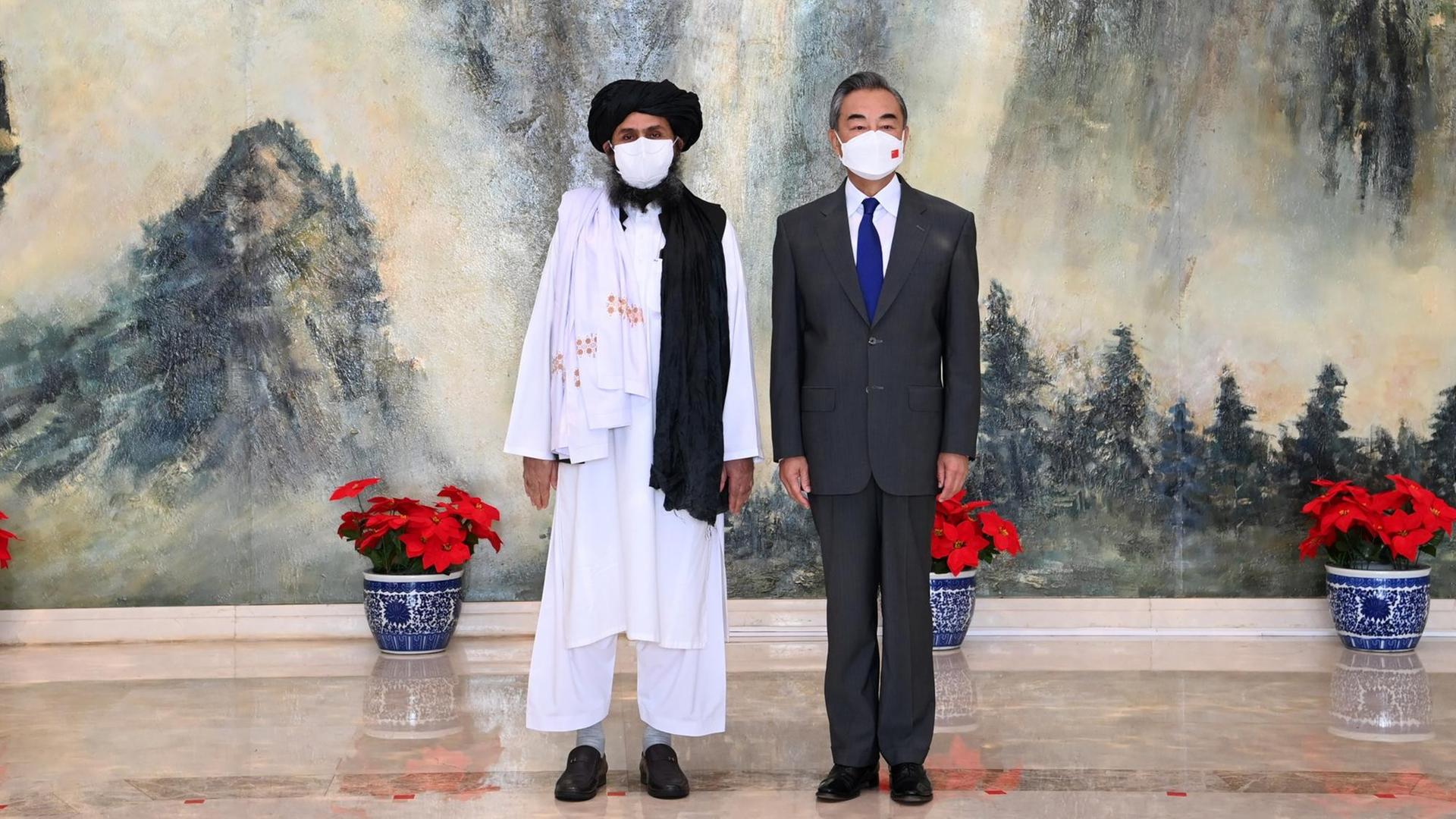 Chinas Außenminister Wang Yi und Taliban Co-Gründer und jetziger Taliban-Außenminister Mullah Abdul Ghani Baradar bei einem Treffen am 28. Juli 2021 in China Chinas Außenminister Wang Yi und Taliban Co-Gründer und jetziger Taliban-Außenminister Mullah Abdul Ghani Baradar bei einem Treffen am 28. Juli 2021 in China
