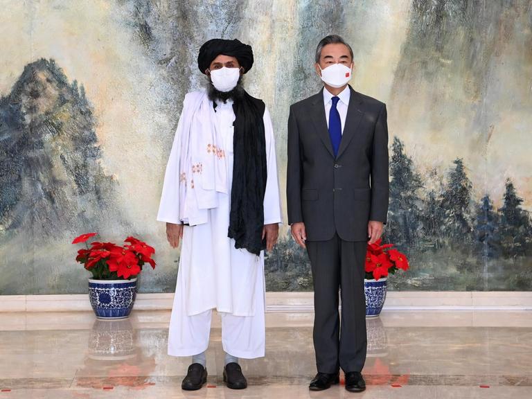 Chinas Außenminister Wang Yi und Taliban Co-Gründer und jetziger Taliban-Außenminister Mullah Abdul Ghani Baradar bei einem Treffen am 28. Juli 2021 in China