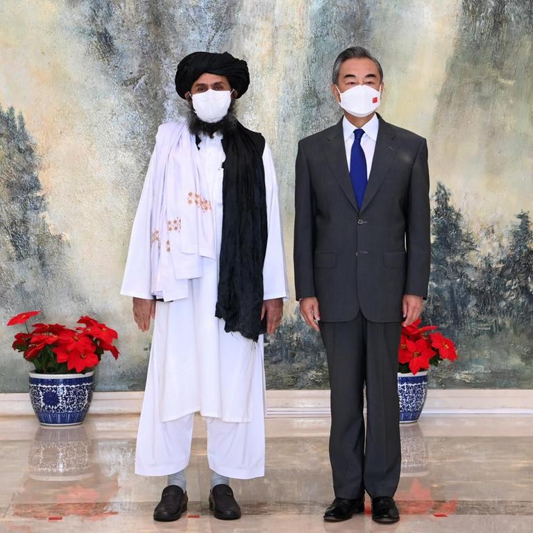 Chinas Außenminister Wang Yi und Taliban Co-Gründer und jetziger Taliban-Außenminister Mullah Abdul Ghani Baradar bei einem Treffen am 28. Juli 2021 in China
