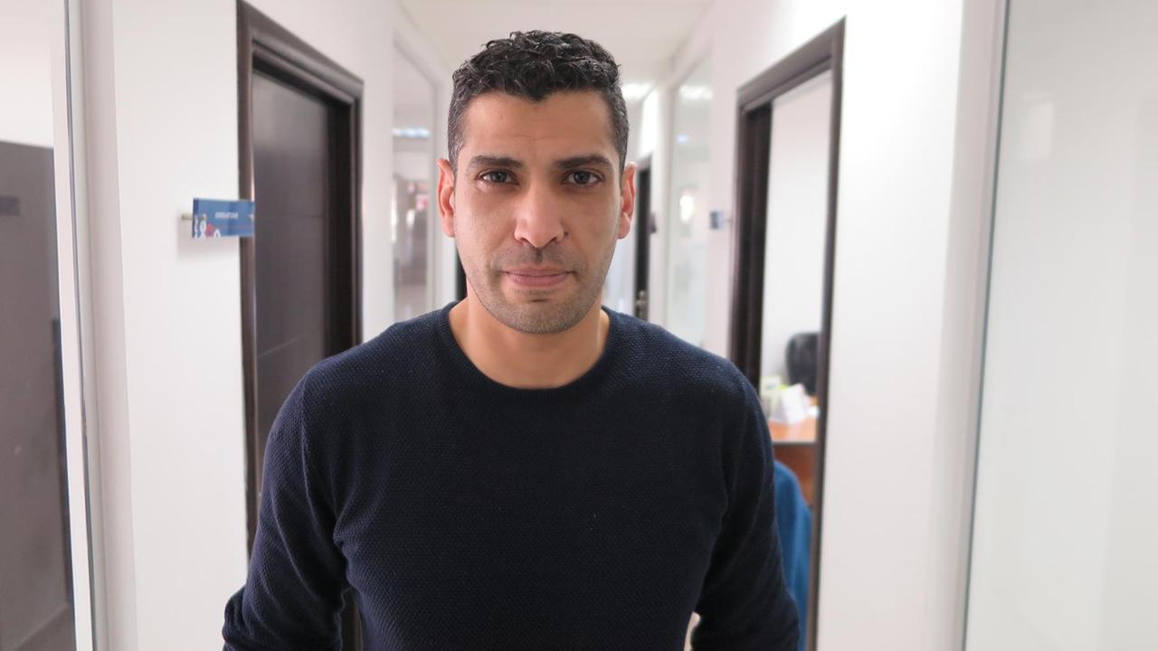 Direktor der "Leaders Organization", Shadi Atshan, dem ersten Gründerzentrum in Ramallah ist im Flur und guckt in die Kamera. Direktor der "Leaders Organization", Shadi Atshan, dem ersten Gründerzentrum in Ramallah ist im Flur und guckt in die Kamera.
