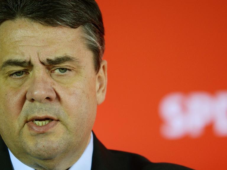 Der SPD-Vorsitzende Sigmar Gabriel spricht am 08.02.2015 während einer Pressekonferenz auf dem Gut Borsig bei Nauen (Brandenburg).