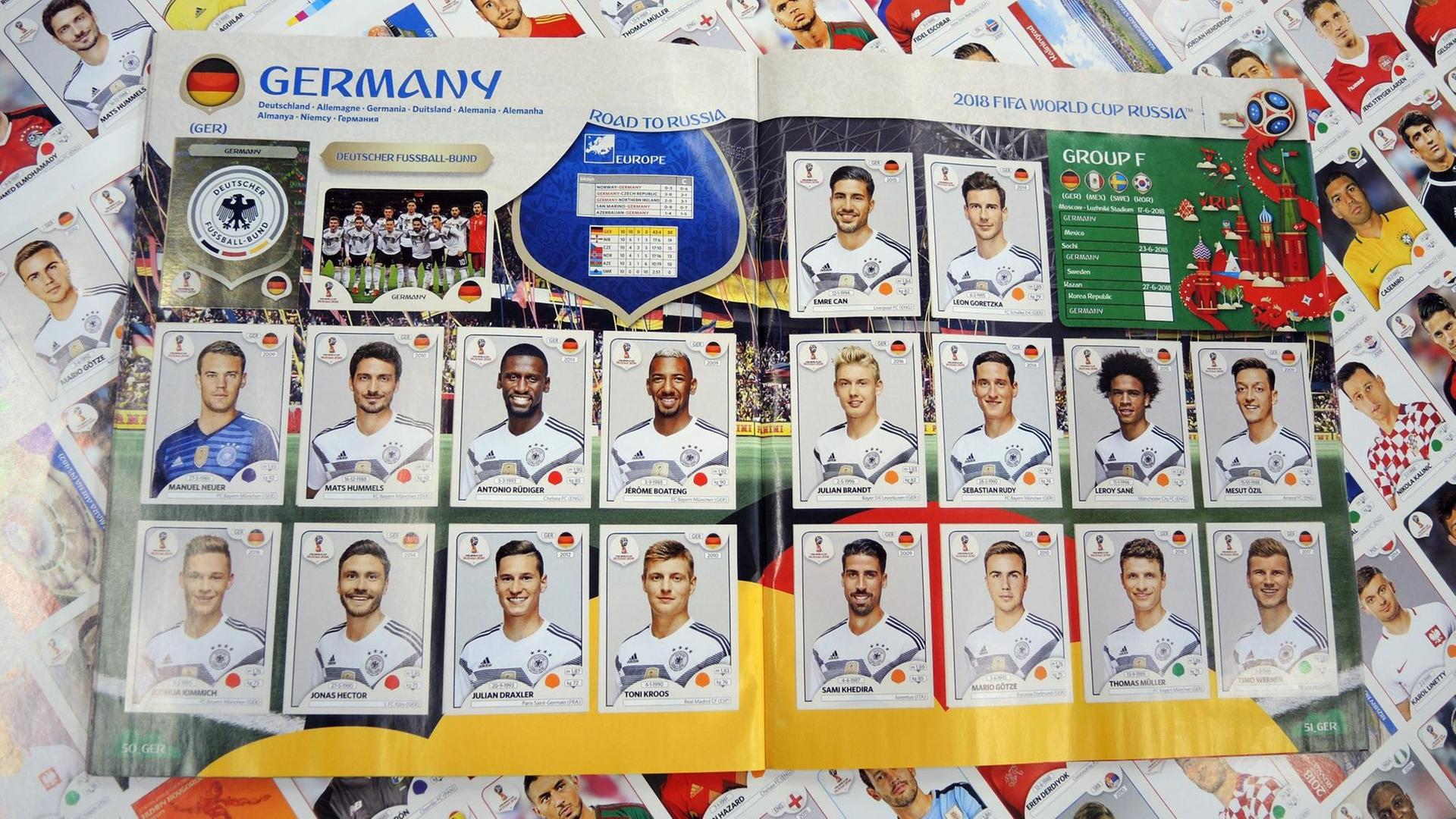 12.03.2018, Italien, Modena: Blick auf die Seite der deutschen Nationalmannschaft im Panini-Stickeralbum zur Fußball-Weltmeisterschaft, das am 27. März in den deutschen Handel kommt Foto: Lena Klimkeit/dpa | Verwendung weltweit 12.03.2018, Italien, Modena: Blick auf die Seite der deutschen Nationalmannschaft im Panini-Stickeralbum zur Fußball-Weltmeisterschaft, das am 27. März in den deutschen Handel kommt Foto: Lena Klimkeit/dpa | Verwendung weltweit
