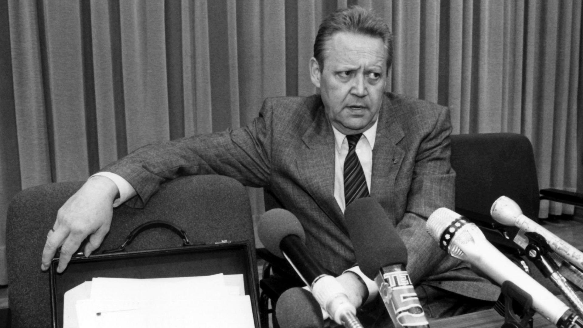 Günter Schabowski während der historischen Pressekonferenz am 9. November 1989. Günter Schabowski während der historischen Pressekonferenz am 9. November 1989.