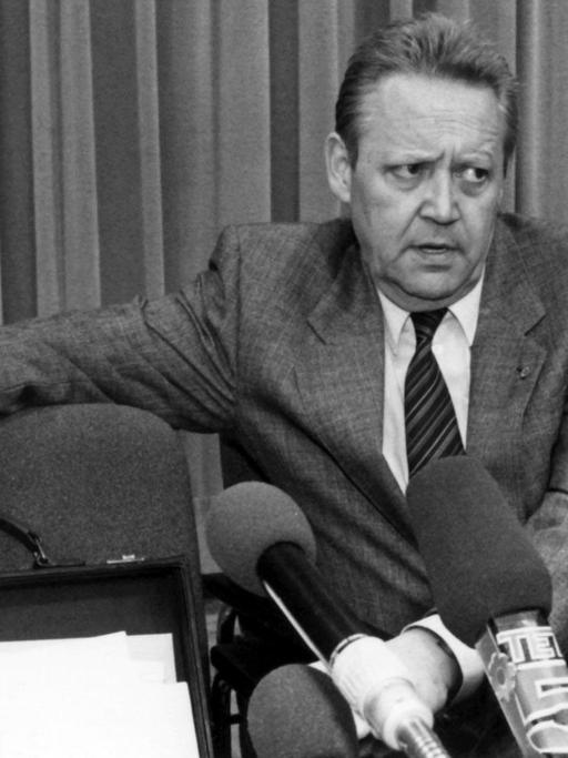 Günter Schabowski während der historischen Pressekonferenz am 9. November 1989.